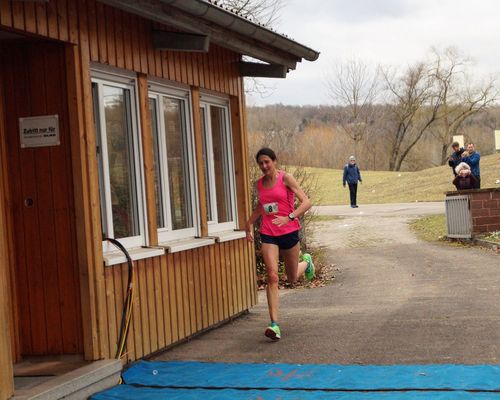 Katrin Ochs gewinnt beim 5. Neckarufer Marathon in Stuttgart 