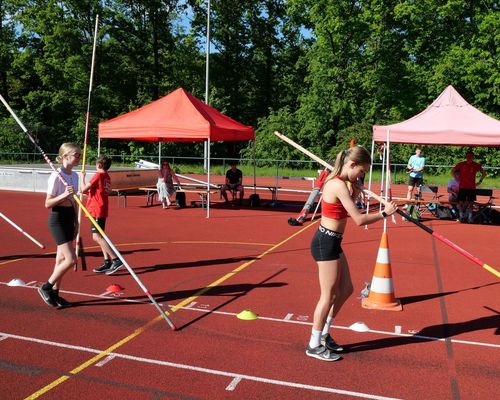 Die Sonne scheint beim 11. Aalener Stabhochsprungabend