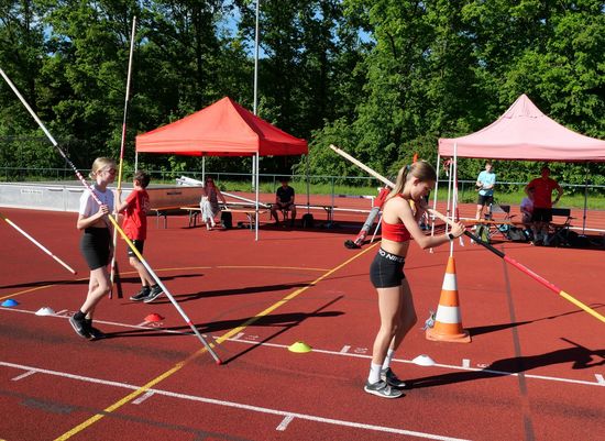 Die Sonne scheint beim 11. Aalener Stabhochsprungabend