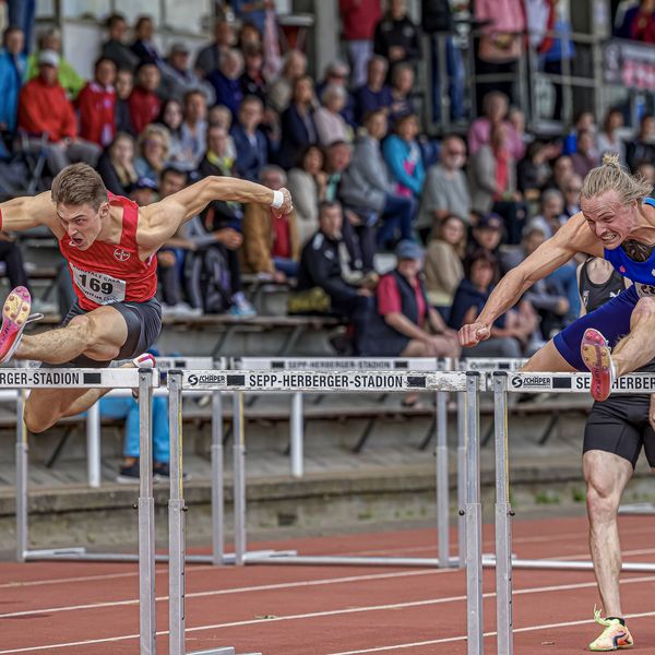 v.l.: Tim Eikermann (TSV Bayer 04 Leverkusen) und Gregor Traber (LAV Stadtwerke Tübingen) über 110 Meter Hürden bei der Kurpfalz-Gala 2022.