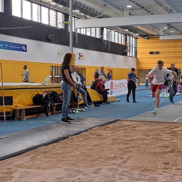 Vereins- und Landestrainer helfen beim Sprungtest zusammen
